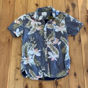 Men’s navy Hawaiian print shirt size Medium